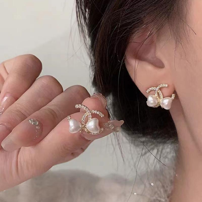 Korean Elegant Pearl Stud Earrings for Women: Versatile, High-Class Style Jewelry