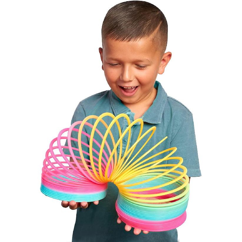 Слинки Оригинальная Пружинка-Ходунок, Пластиковая Радужная Гигантская Слинки Диаметром 5 Дюймов, Игрушка-Антистресс, Игрушки для Детей от 5 Лет от Just Play
