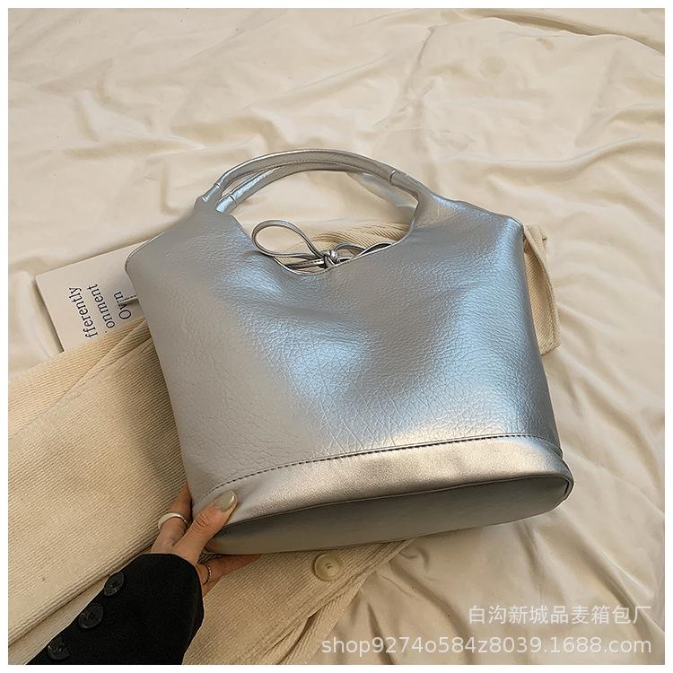 

Korean version of large-capacity soft bread bag women s 2025 new fashionable retro tote bag casual commuter tote bag серебряный