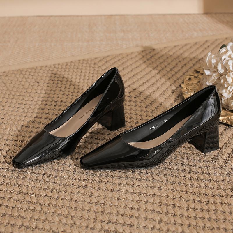 522 stylish simple and comfortable thick heel 2026 versatile medium heel short heel commuter shoes small square head thick heel shoes women