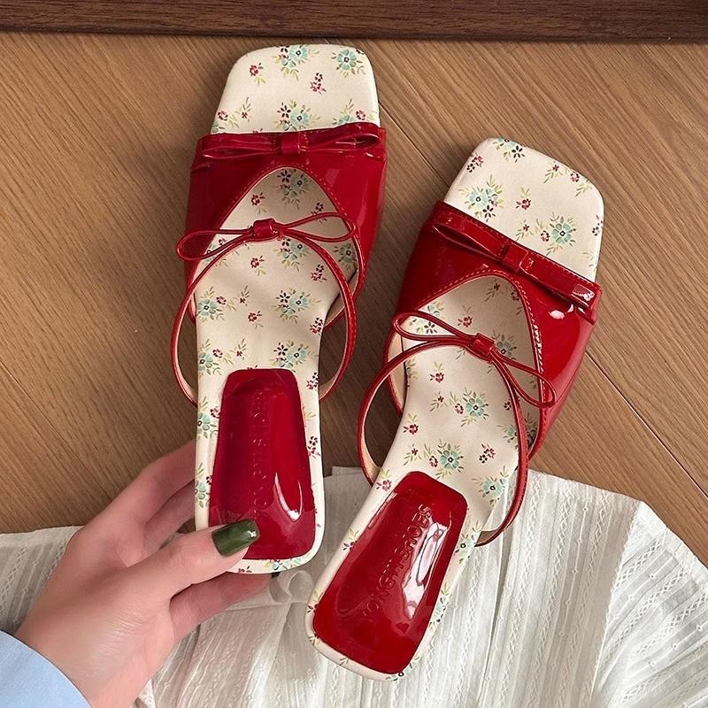 Nischen-Sandalen aus Frankreich tragen neue Sommer-einfache Strass-Rock-Stiletto-Kühl-Hausschuhe