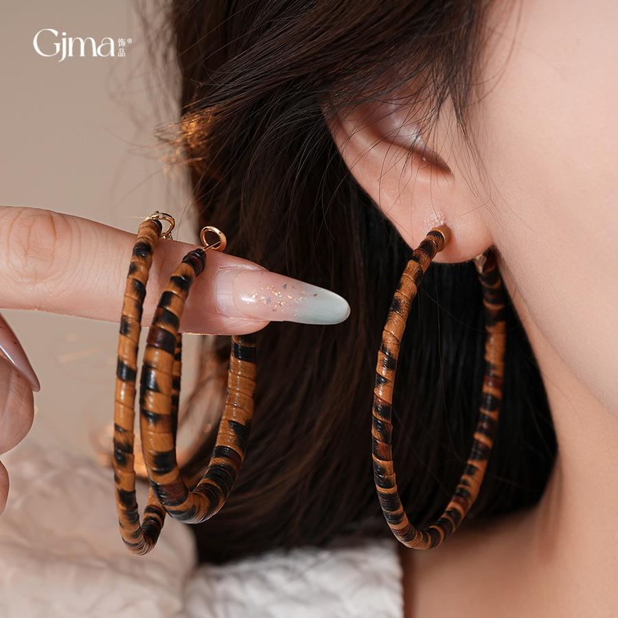 European and American Spice Girls Leopard Print Leather Circle Earrings Temperament Earrings Design Earrings Women