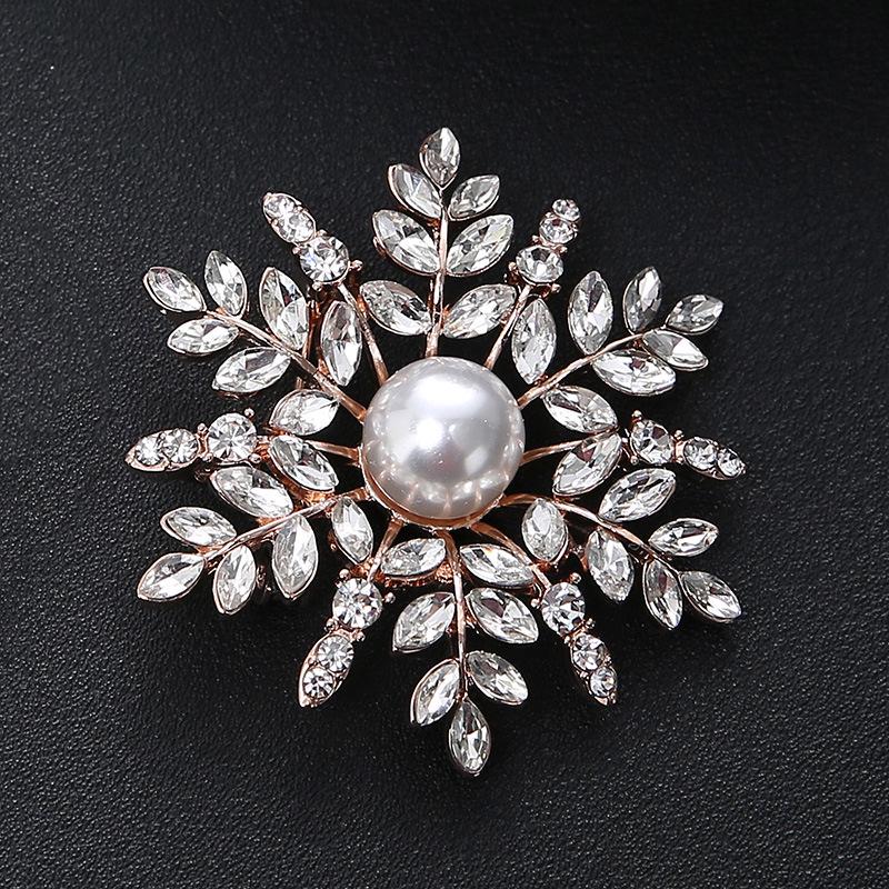 Elegantní brož sněhová vločka z křišťálu s perlovým akcentem - Dámské niche designové připínací doplňky