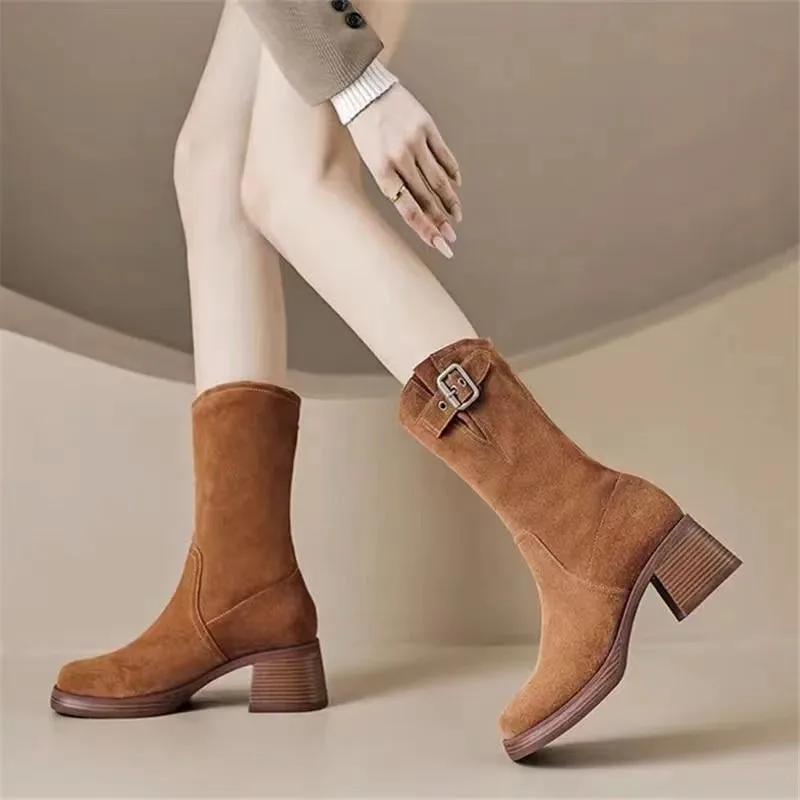 Chaussures pour femmes 2024 Boucle de ceinture de haute qualité Bottes pour femmes Mode Slip-on Bottes modernes Femmes Vente chaude Talon carré Mi-molletzapatos