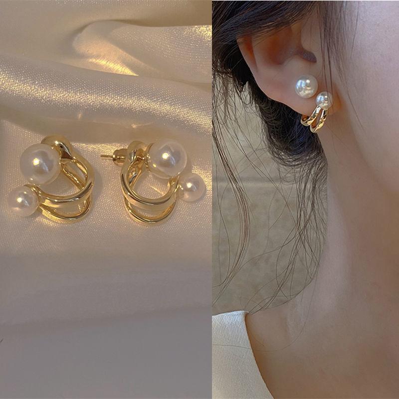 A pair of pearl earrings with personalized design stud earrings, new trendy French retro temperament earrings.