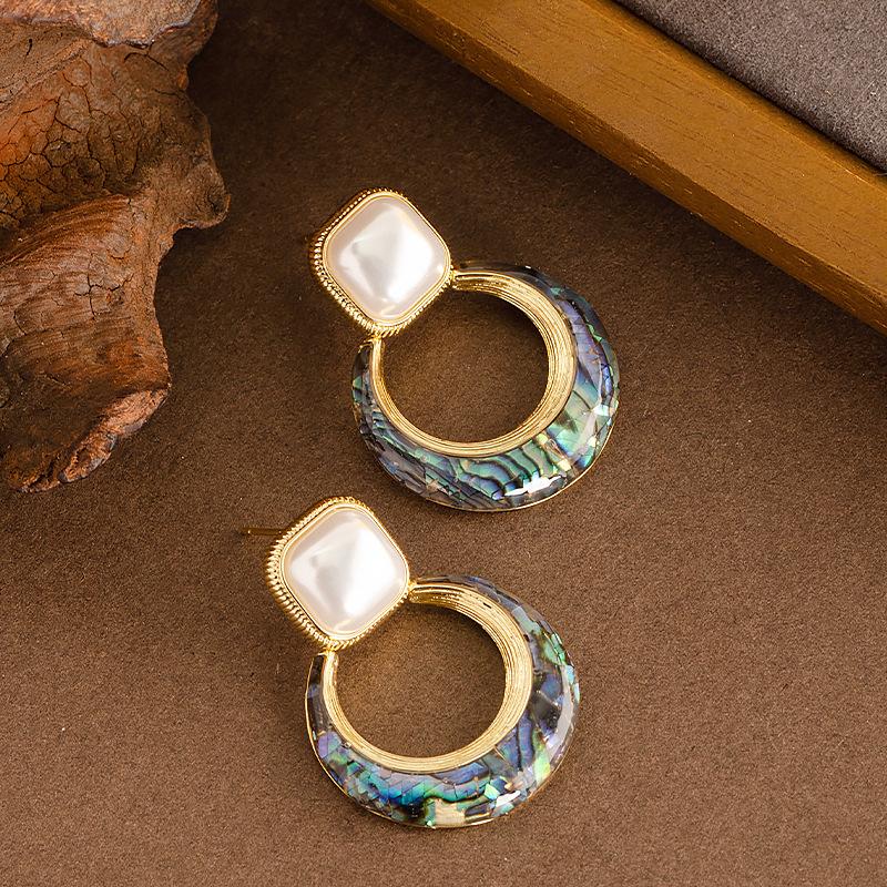 

Fashionable and Exquisite Natural Abalone Shell Inlaid Earrings, Light Luxury Temperament, High-end Feeling Earrings