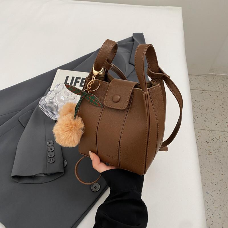 Fashionable Korean Style Casual Shoulder Bag 2023 Commuter Tote Bucket Bag Simple Texture Single Shoulder Bag Brown