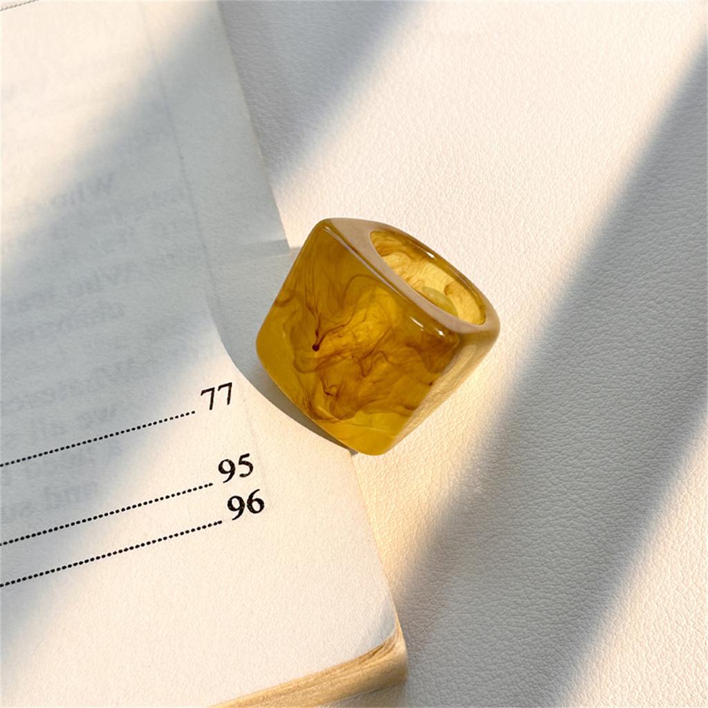New Vintage Trendy Large Finger Rings For Women Exaggerated Amber Color Resin Temperament Geometric Finger Ring Punk Jewelry
