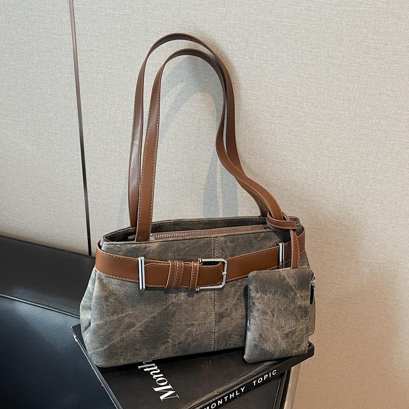 

Популярные сумки этого года — это женские осенне-зимние сумки-мессенджеры нового нишевого дизайна 2025 года, высококлассные сумки на одно плечо и подмышку. чёрный