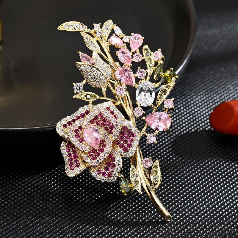 

SUYU Розкішна мідна брошка з кубічним цирконієм, інкрустованим мікропаве, у формі троянди для жінок, аксесуари для вечірньої сукні