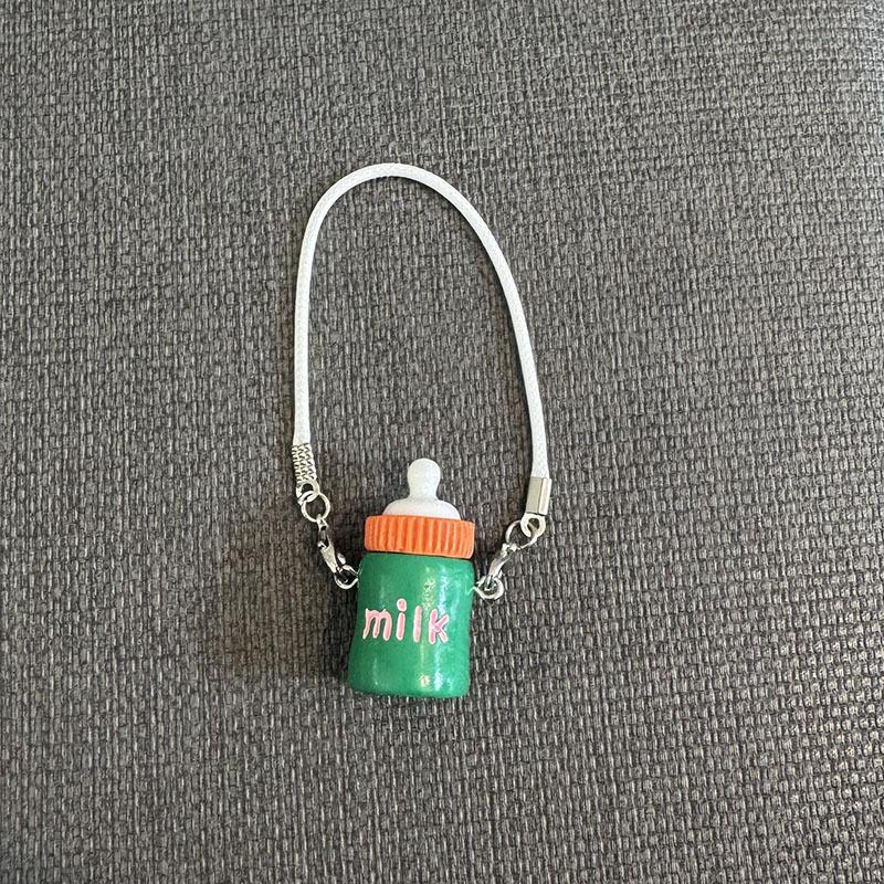 1 Stück Niedliche Cartoon Miniatur Wasserbecher Anhänger Charms für Puppenhalsdekoration Niedliches Mini Milchflaschenmodell Plüschpuppen Zubehör