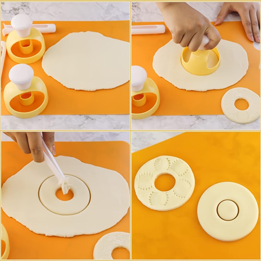 Donut Cutter with Dipping Plier, Doughnut Mould, Doughnut Maker, Non-Stick DIY Doughnut Baking Tools.Kitchen and Restaurant Dual-purpose Accessories