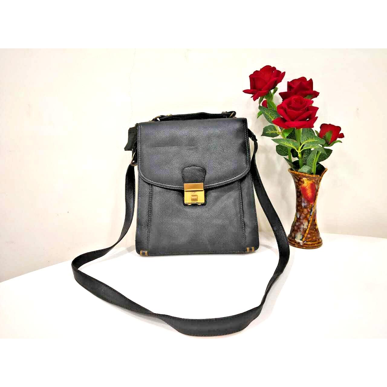 

Ladies / Gents Leather handbag black colour (Purse)- Used JL184609809753