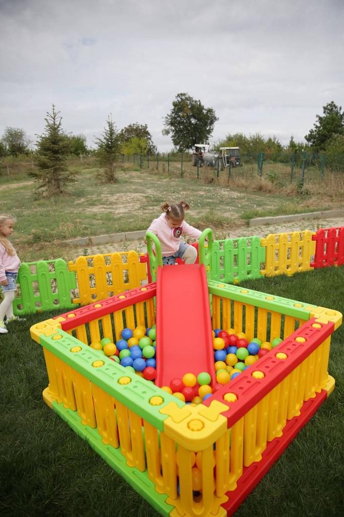 Kids Garden Plastic Freestanding Slide for Children Playground Outdoor King Red-green