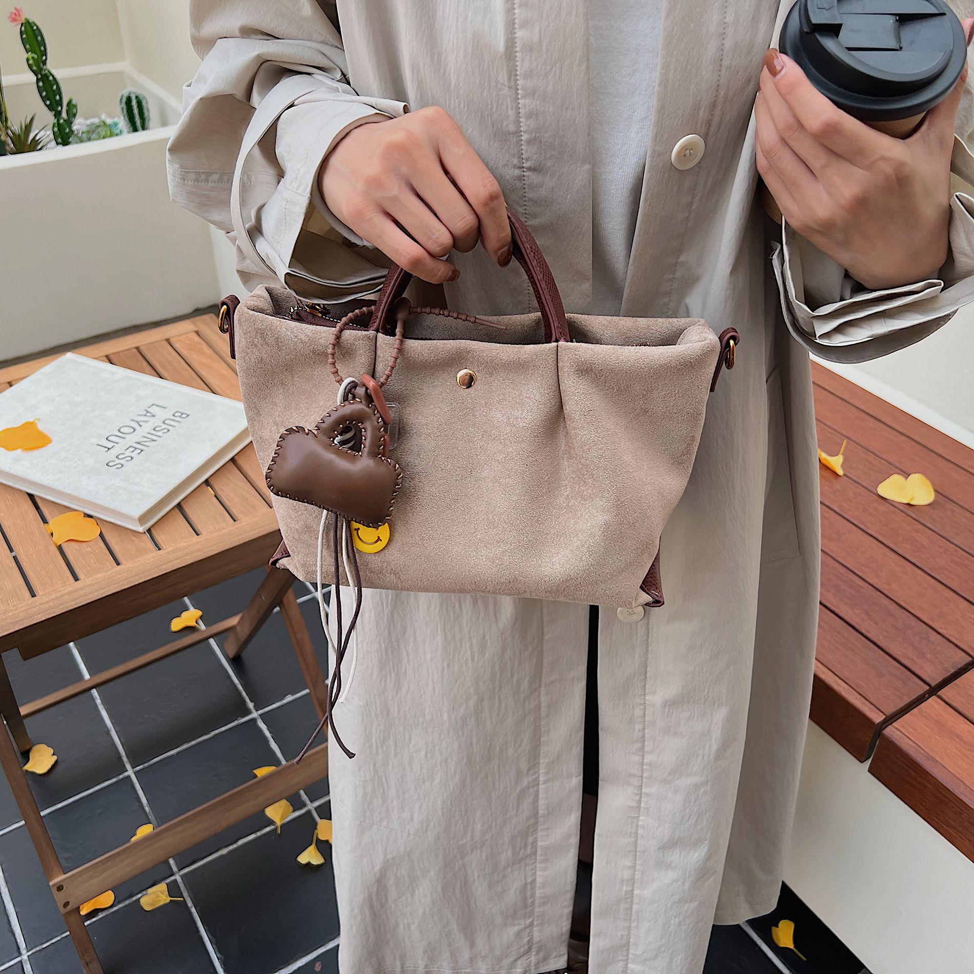 

Женская ретро замшевая сумка-пельмень большой вместимости на плечо для осени и зимы Without Pendant темные хаки