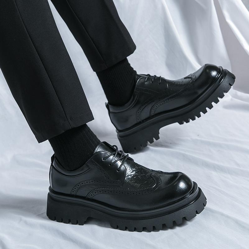 Pánské kožené boty jaro a podzim 2025 britský styl s měkkou podrážkou gravírované brogues pánské boty společenské ležérní boty s velkou špičkou