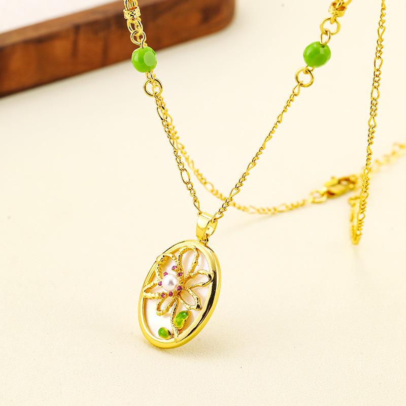 

Женское ожерелье с элегантным кулоном в виде цветка из искусственного жемчуга в стиле легкой роскоши, модное и универсальное нишевое дизайнерское ожерелье