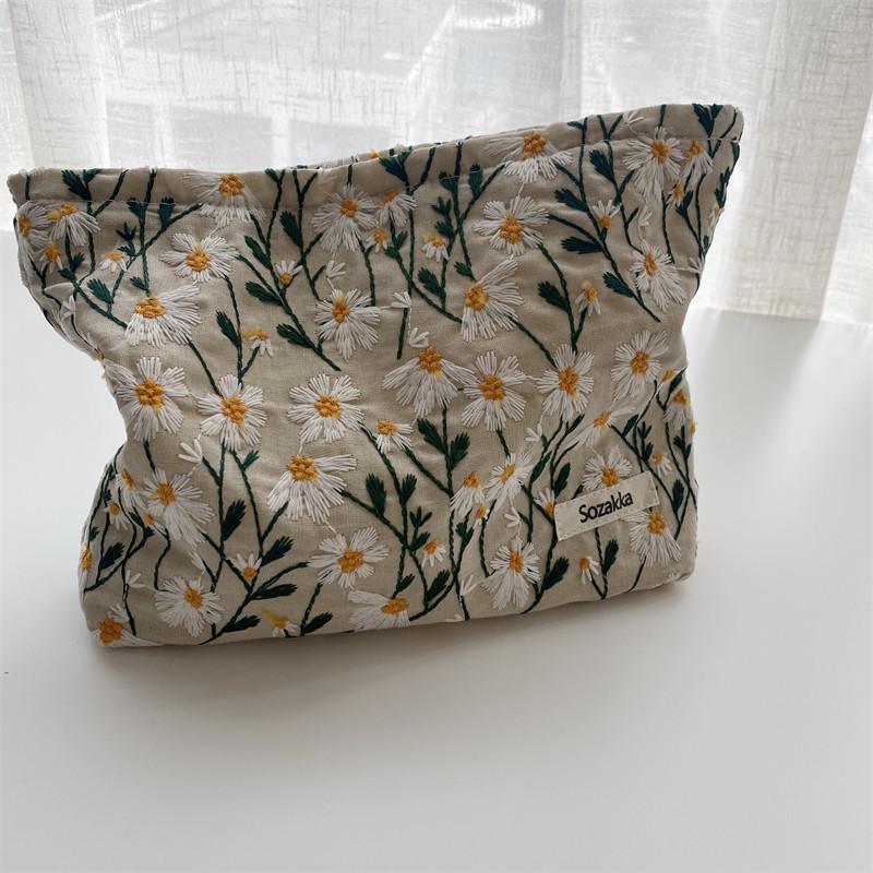 Embroidered Daisy Cosmetic Bag: Simple, Portable, Literary Style with Large Capacity for Storage