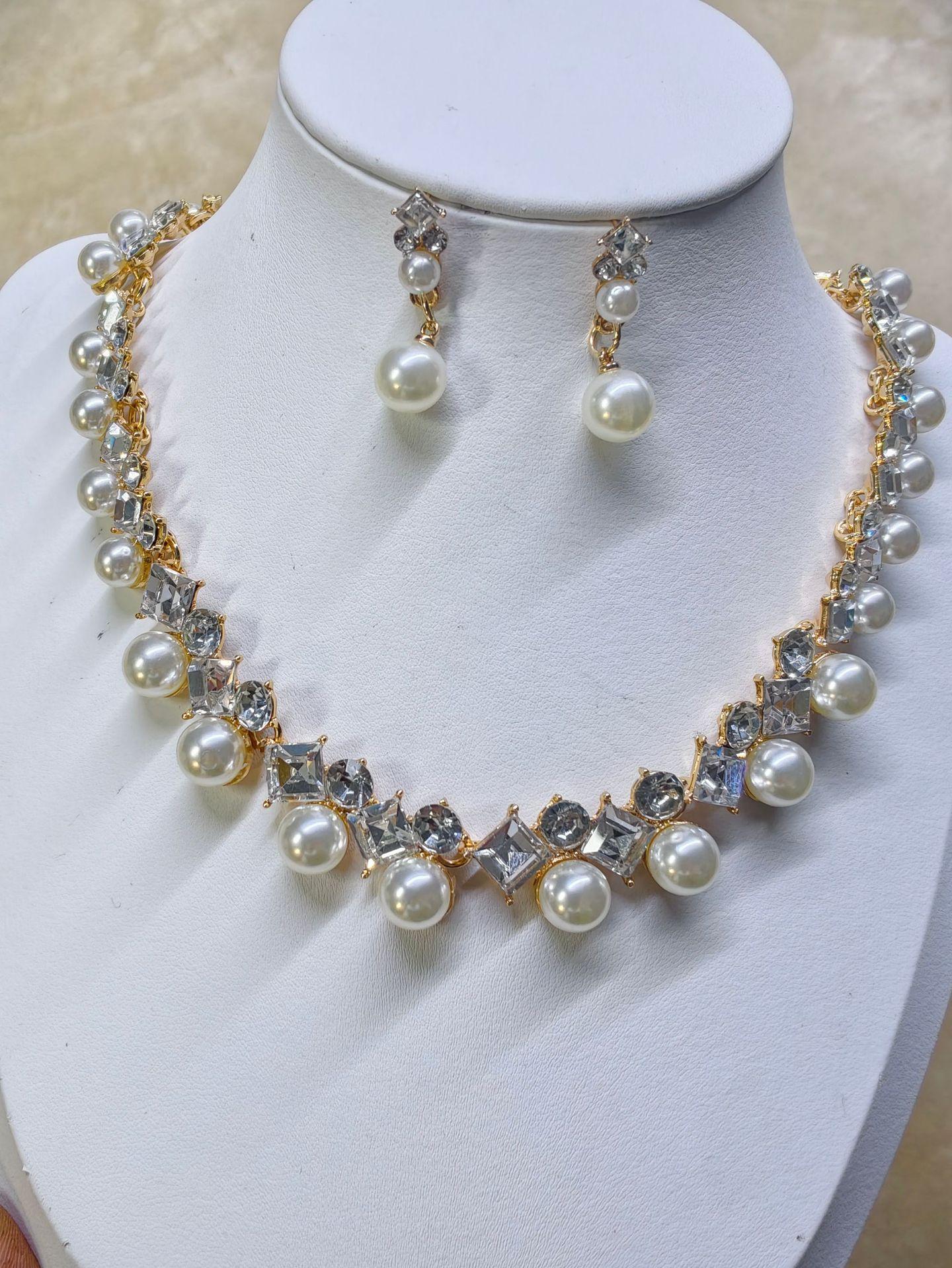 

European and American jewelry pearl gemstone necklace set women s niche versatile sweater chain collarbone chain alloy золотий