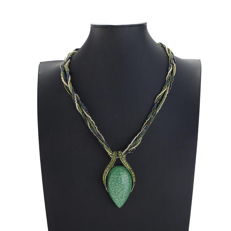 Collana Etnica Boho da Donna con Ciondolo Geometrico a Goccia e Pendente in Resina