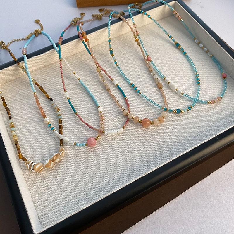 Handgefertigte Perlen-Titanstahl-Schlüsselbein-Kette mit Erdbeerquarz-Anhänger - Leichter Luxus-Stil, Anlaufgeschützt.