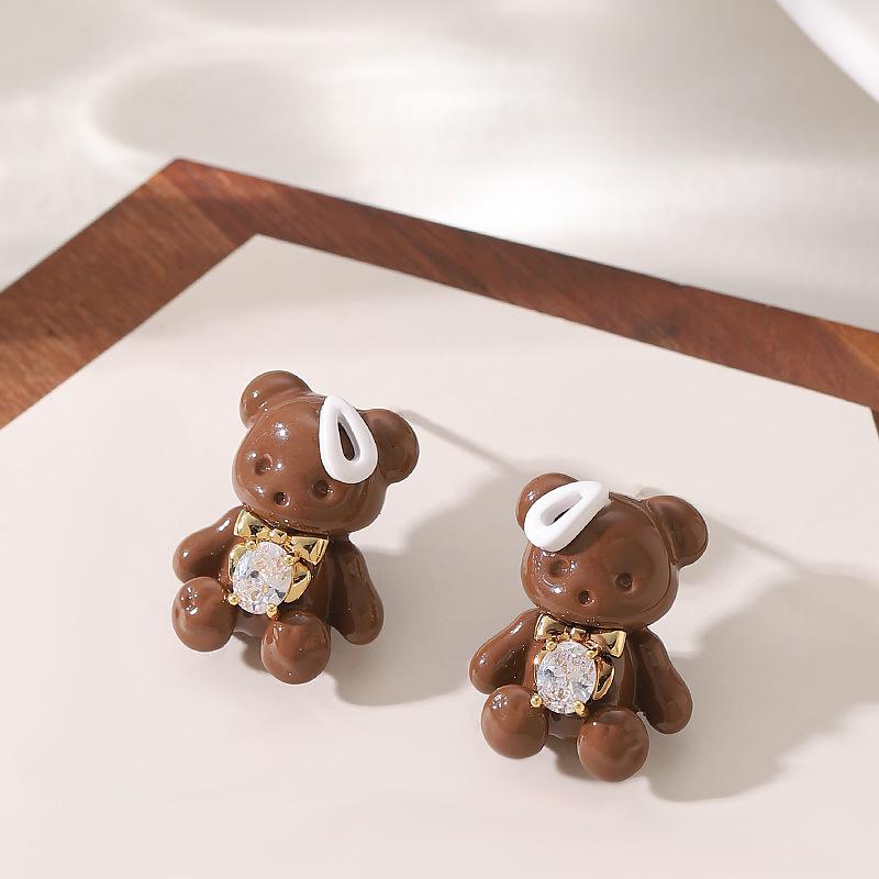 

Super fairy, sweet temperament, diamond-set dripping oil, cute bear stud earrings, personalized design earrings, high-end commuter earrings.