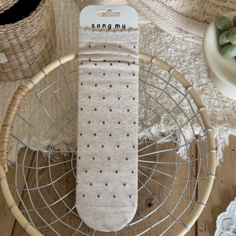 Women's Autumn and Winter Oat Color Small Retro Floral Bow Mid-calf Pile-up Socks