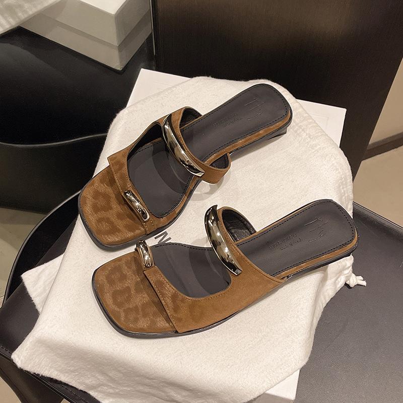 

Летняя темпераментная верхняя одежда 2025 года, универсальные сандалии с открытым носком на низком каблуке, женская мода, квадратный носок, металлическая пряжка на носке, красивые шлепанцы 40 цветной печати леопарда