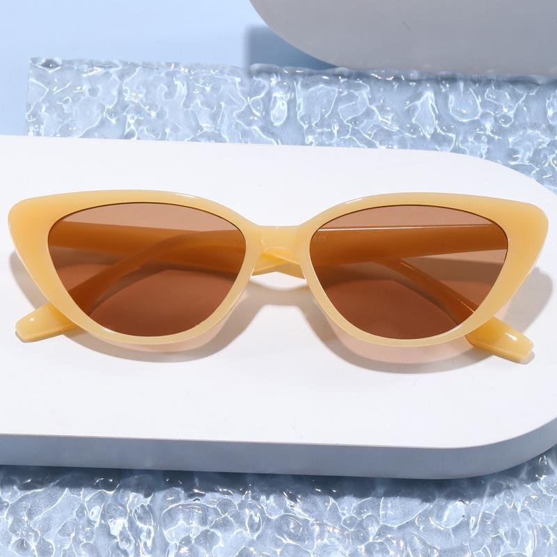 Retro Triangular Cat Eye Small Face Sunglasses Women'S High-End Sense Black Small Frame Sunscreen Shape Photo Sunglasses