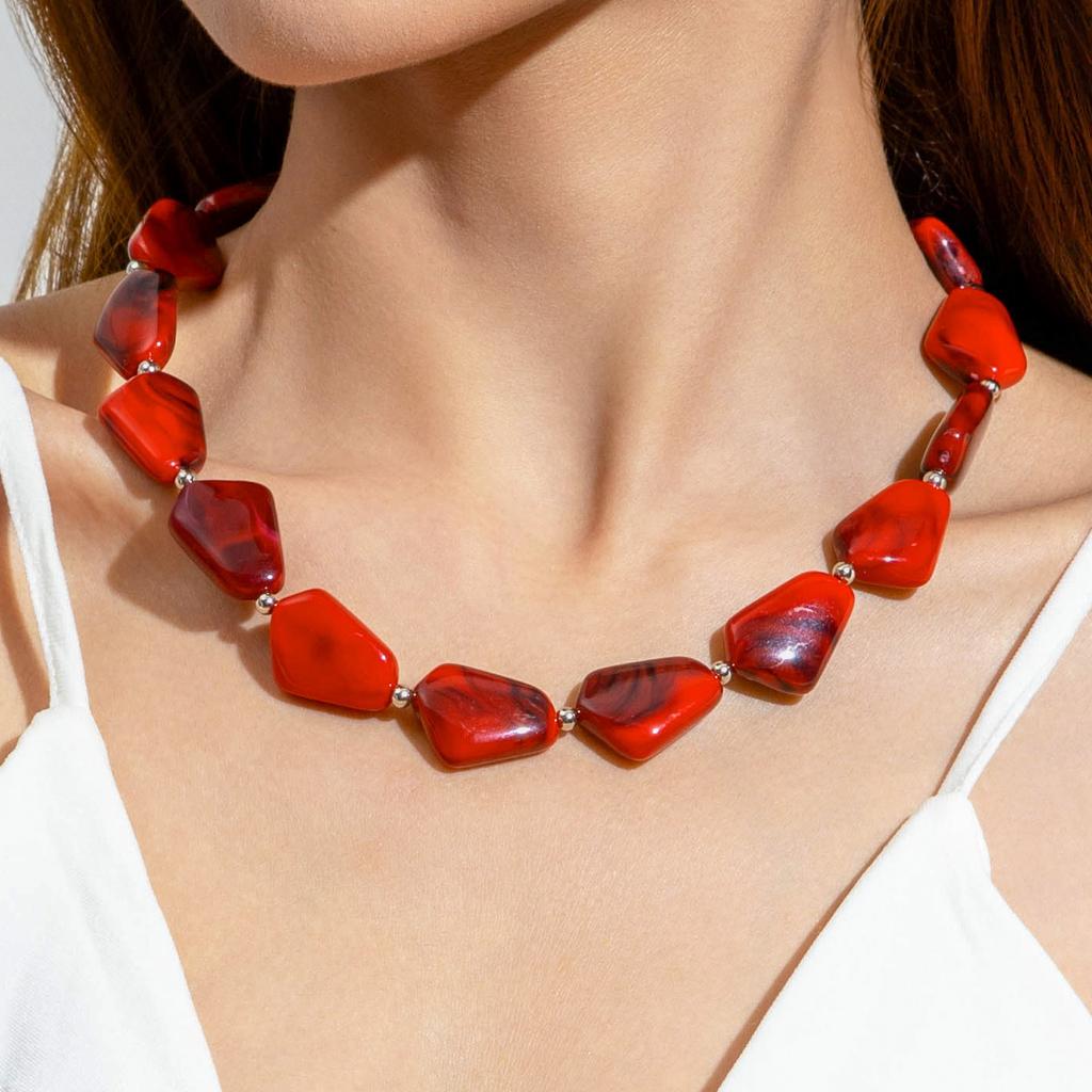 Retro acrylic resin special-shaped beaded necklace, temperament versatile light luxury neck chain