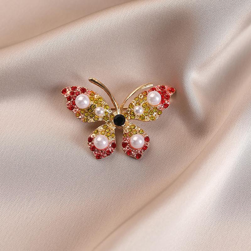 Die Schmetterlingsbrosche im leichten Luxus strahlt einen Hauch von Raffinesse aus.. Die Perlen-Zirkon-Brosche ist elegant und blendfrei