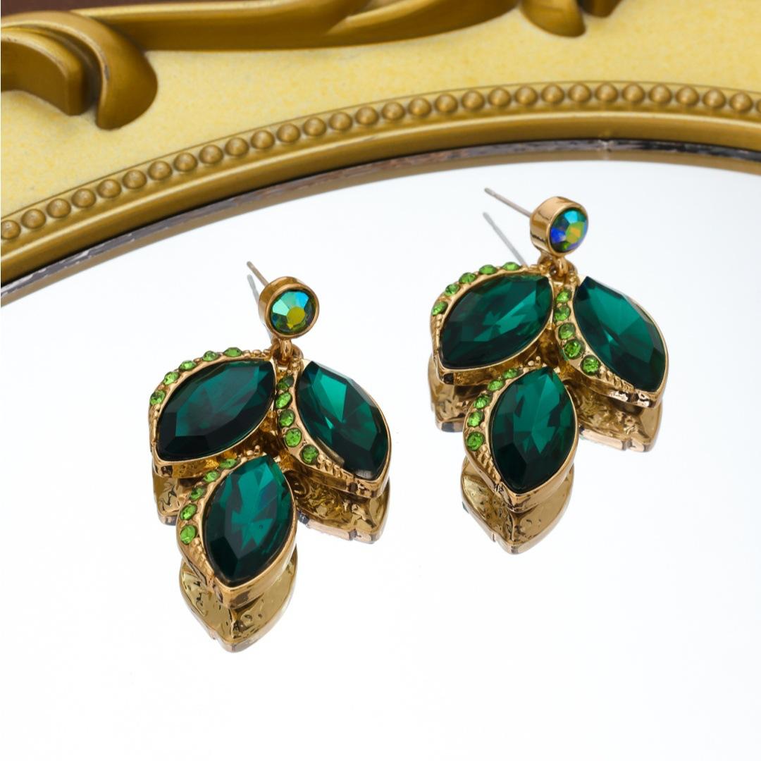 Vintage Leaf Shaped Inlaid With Green Rhinestone Plated Light Luxury Necklace Collarbone Chain