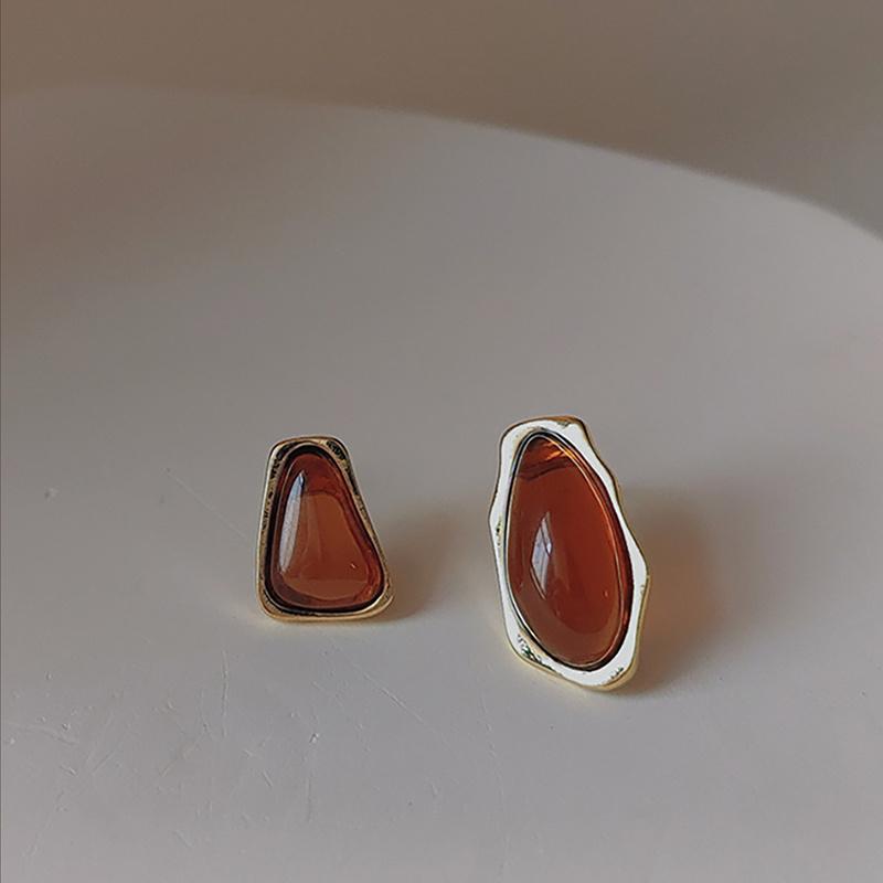 Vintage Temperament Asymmetric Brown Resin Stud Earrings For Women Female Gift Fine Fashion Jewelry Accessories