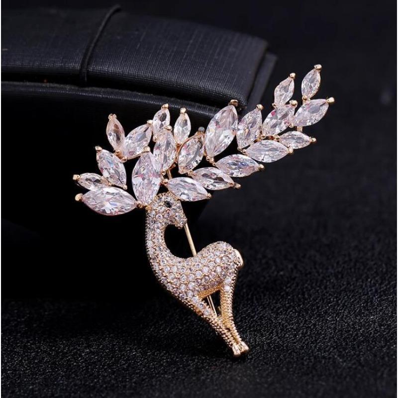 Crystal Animal Brooch Sika Deer Exquisite Super Shiny Jacket Coat Corsage Elk Pin with Accessories Women