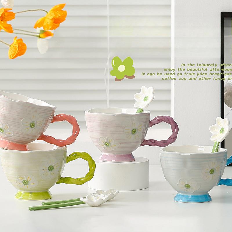 

Маленькие цветы с ложкой, симпатичная керамическая чашка с ручкой, бокал для воды в офисе, большая емкость, набор для дома 450ML