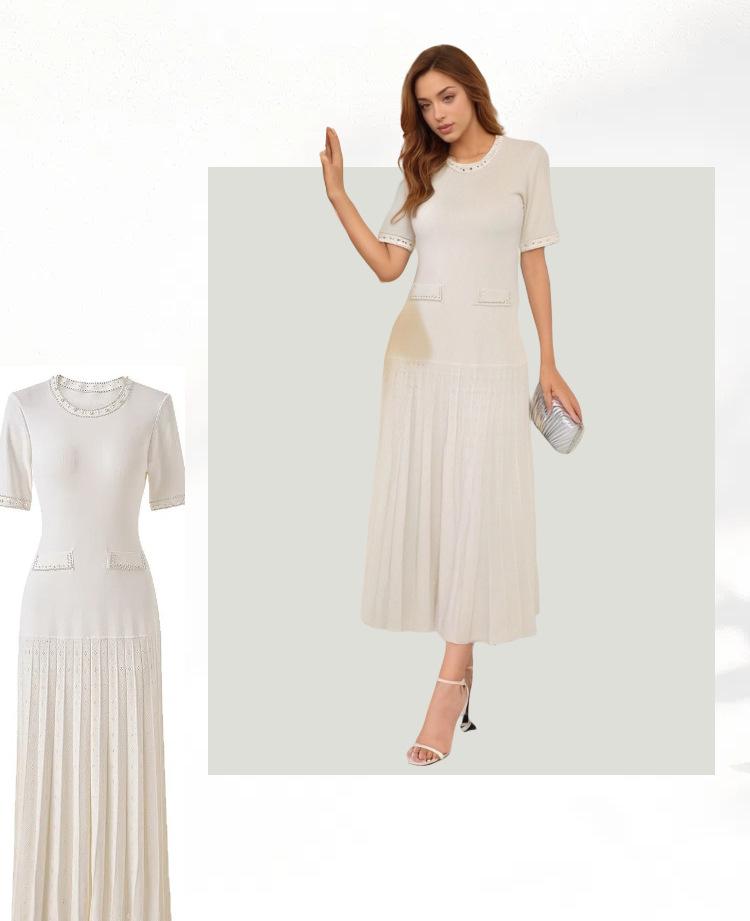 Schwarzes Strickkleid mit Rundhalsausschnitt, Perlenbesatz, kurzen Ärmeln und hochelastischer Taille