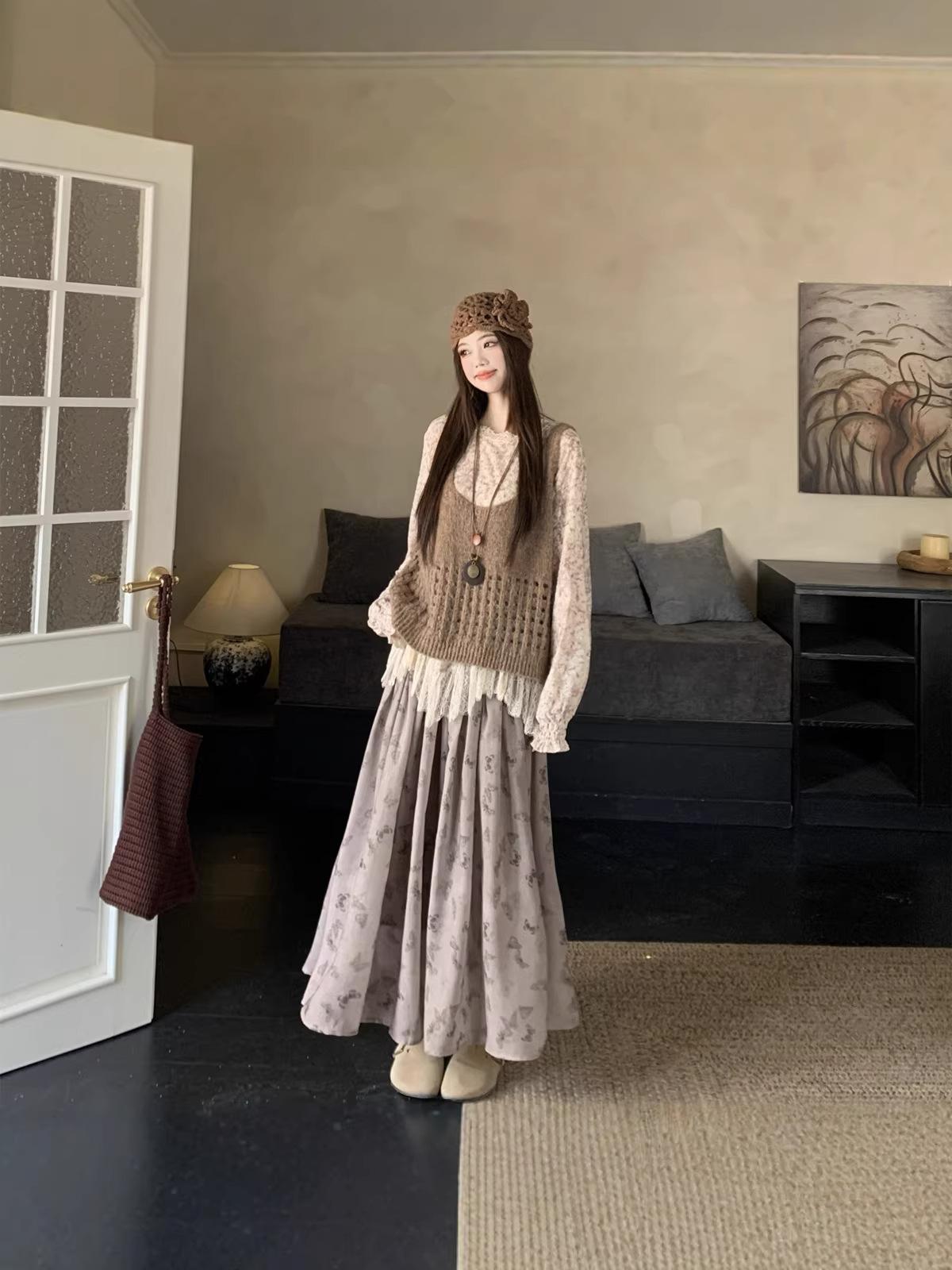 Retro Artistic Outfit: Long Sleeve Gradient Lace Shirt with Knit Vest & Skirt for Early Spring 2026 M