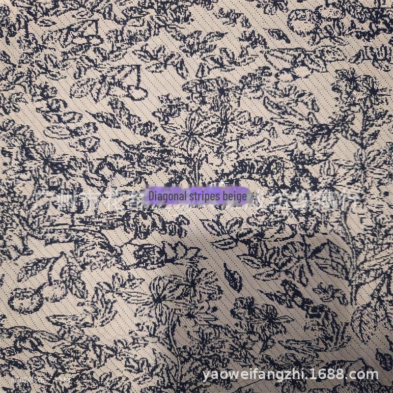 

Туфли-лоферы и панама из жаккардовой ткани с кроликом в китайском стиле, вишней и лесным животным.