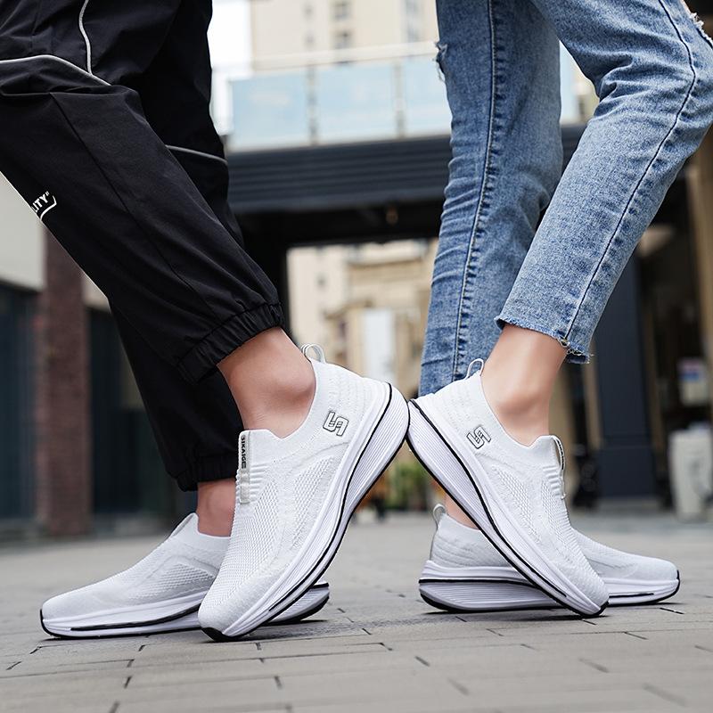 Flygande vävda sportskor med mjuk sula och andningsförmåga damskor 2025 höst nya utrikeshandel fritidsskor herrskor en pedal