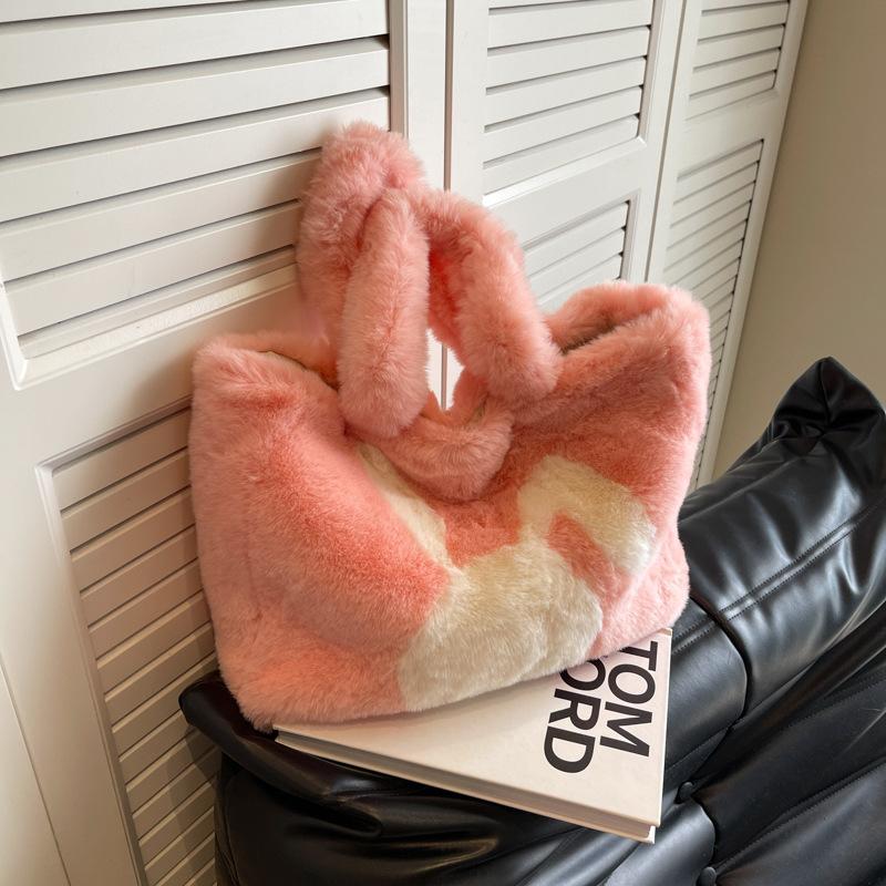

Outer single plush bag women s 2024 new portable shoulder bag autumn and winter contrasting colors large-capacity commuter tote bag tide рожевий