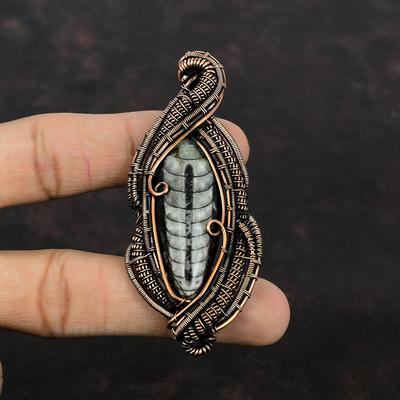 Orthoceras Fossil Anhänger Kupferdraht gewickelter Anhänger Edelsteinanhänger Handgefertigter Drahtwickelschmuck Geschenk für Mama Einzigartiger Kupferdesignschmuck
