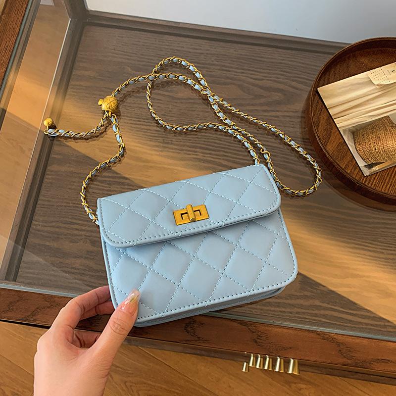 

Маленькая сумка-мессенджер в форме ромба с вышивкой и цепочкой-замком, женская, новая коллекция весна 2025, универсальная, модная маленькая квадратная сумка