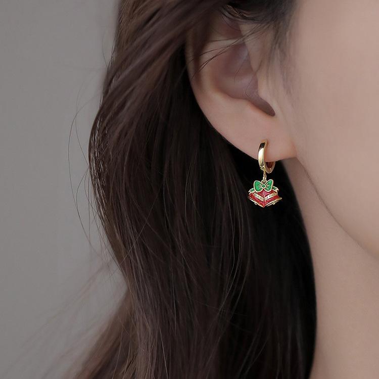 

Асимметричные рождественские серьги-каффы в виде колокольчиков: Трендовый дизайн Осень/Зима 2022 для женщин