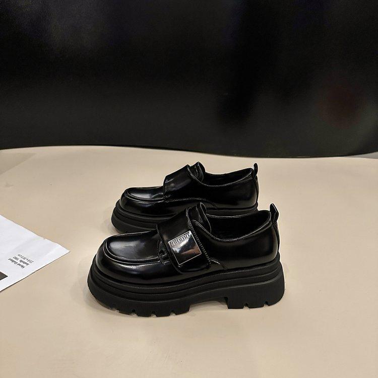 

Платформа Британский стиль маленькие кожаные туфли женские 2025 осень и зима новая модель лоферы на липучке дизайн модные универсальные одинарные туфли 35