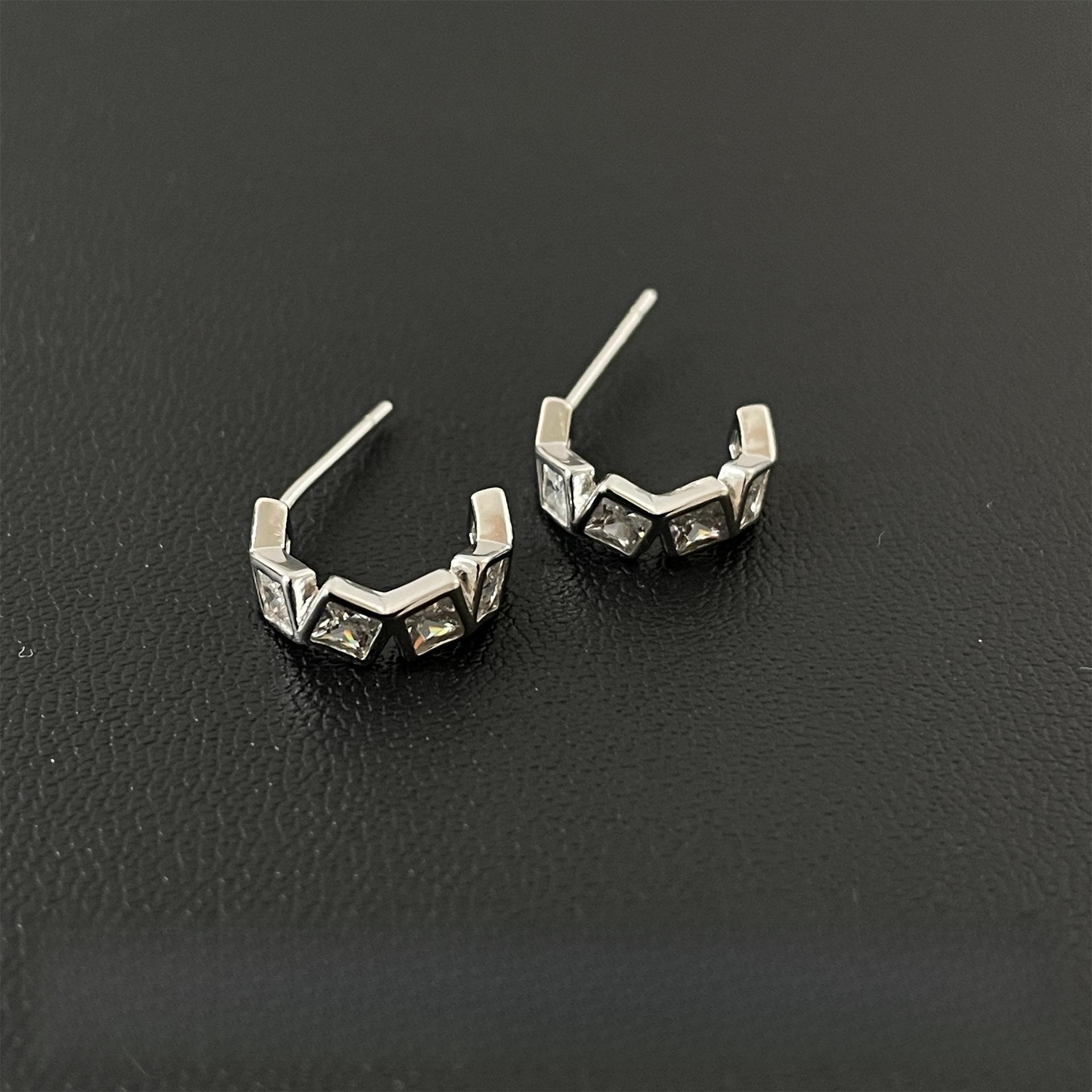 

Niche Retro Women s Stud Earrings New Trendy Light Luxury Versatile Earrings
