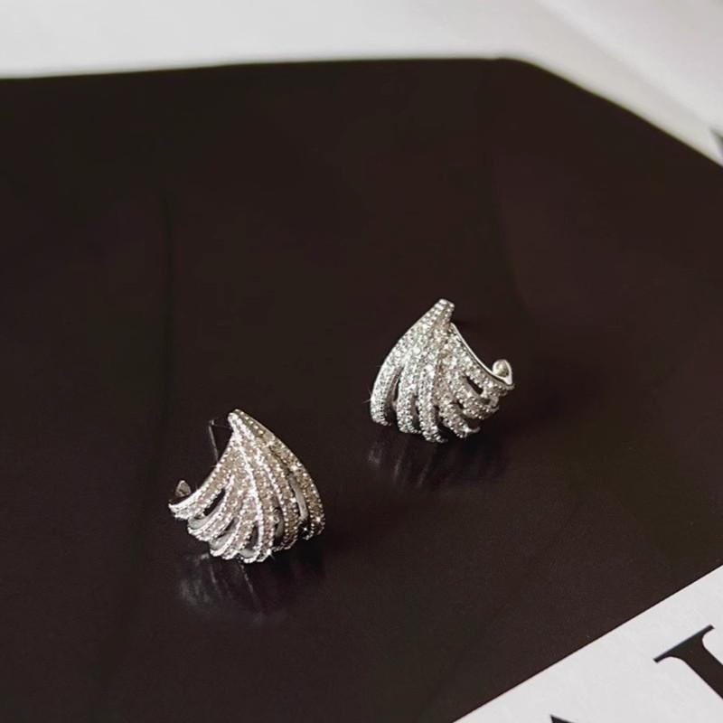 Exquisite Claw Stud Earrings for Women Silver Color Sparkling Cubic Zirconia Luxury Trendy Female Accessories Hot Jewelry