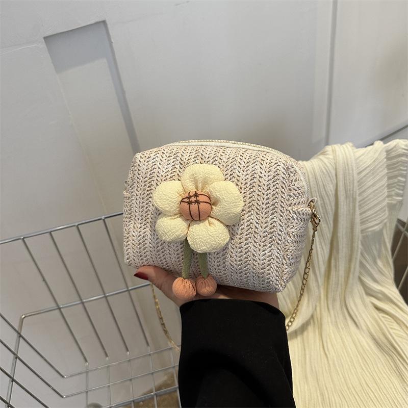 

Соломенная плетеная сумка в иностранном стиле для женщин 2024 года, новая корейская версия, однотонная, темпераментная сумка-мессенджер на одно плечо, простая соломенная модная маленькая квадратная сумка