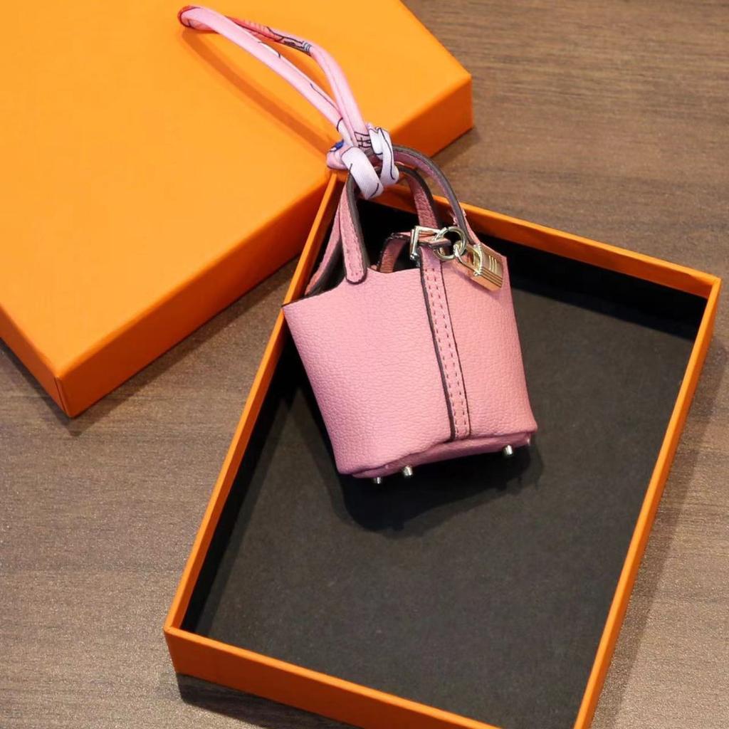 Mini vegetable basket bag pendant high-end leather car keychain earphone bag creative car pendant wholesale