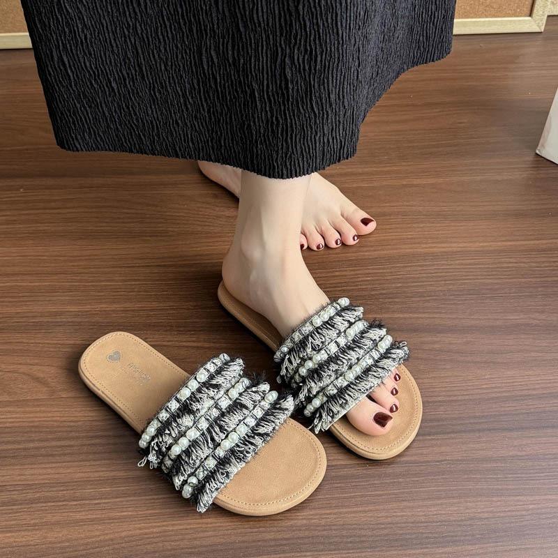 Cool slippers for women's summer wear, new with skirts, beautiful soft flat bottom, non-slip for pregnant women, beach one-word drag