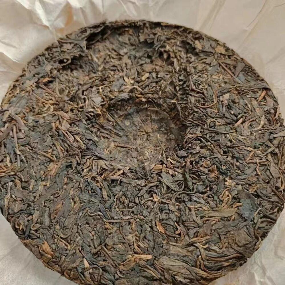 357g Yiwu Aged Pu-erh Raw Tea 2004 Old Puerh Raw Tea Cake Ancient Tree Pu'er Tea